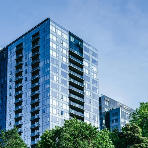 Bürohochhaus mit Glasfronten